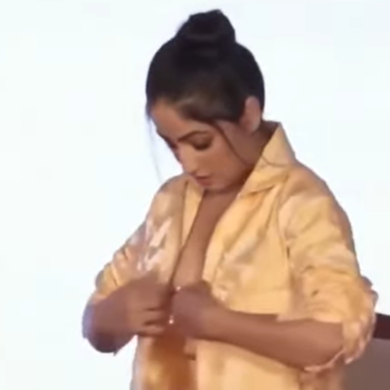 Yami Gautam ओवरकोट एडजस्ट करती हुई आई नजर
