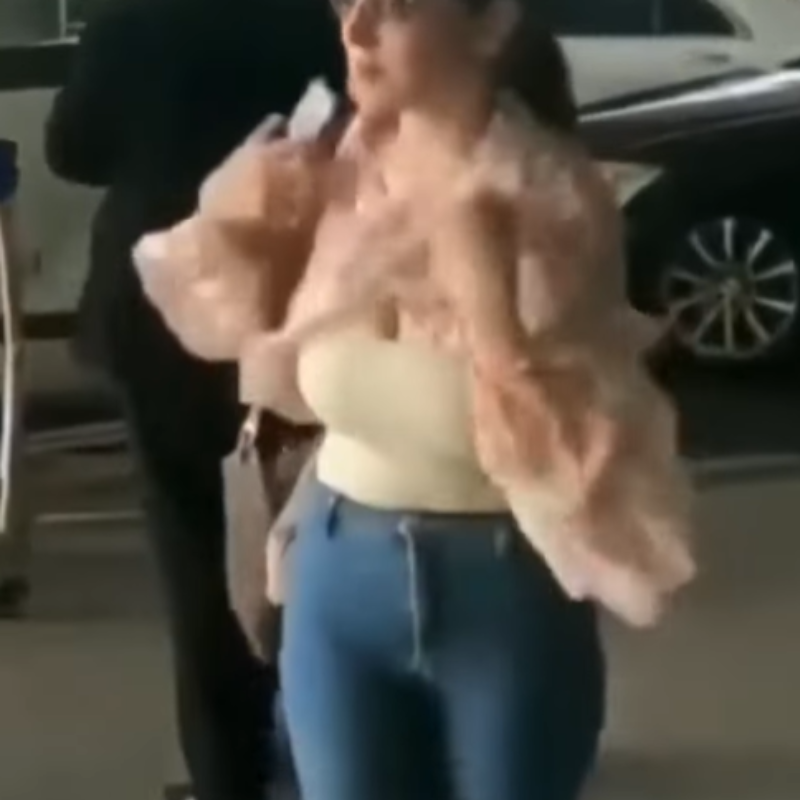 हवा में उड़ा Hansika Motwani का टॉप