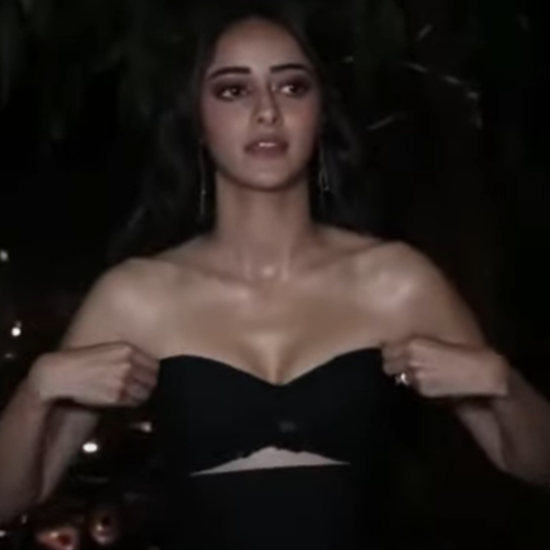 Ananya Pandey को भी ऑफ शोल्डर ड्रेस में हुई परेशानी
