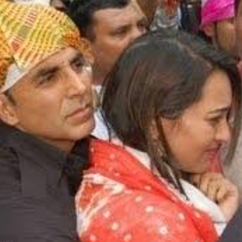 भीड़ में Sonakshi Sinha की अक्षय कुमार ने की रक्षा