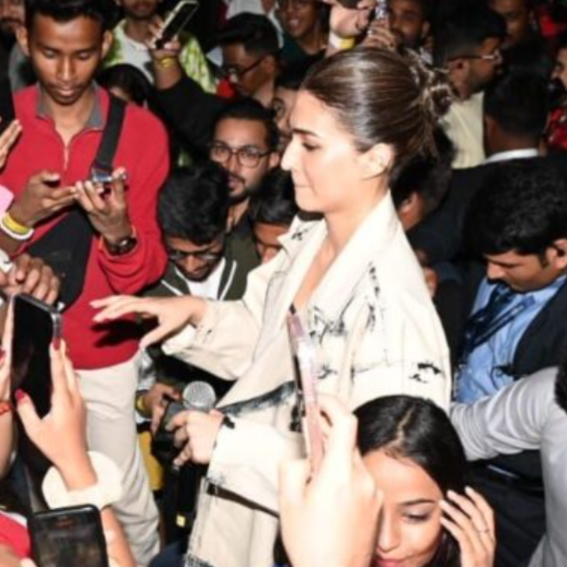 Kriti Sanon को स्टेज पर नहीं चढ़ने दे रहे थे लोग