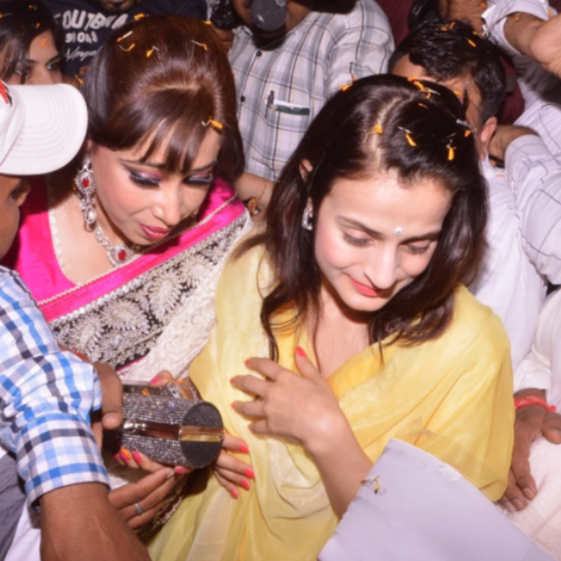 Ameesha Patel को जब निकलने की जगह नहीं दे रहे थे फैंस