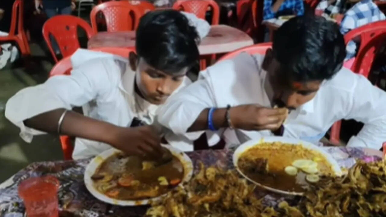 इसमें देखेंगे कि कैसे दो दोस्त एक झटके में 25KG मछली खा गए। हैरान करने वाला मामला बिहार में सहरसा का बताया गया है। यहां दोनों दोस्त बारात में शामिल होने पहुंचे।