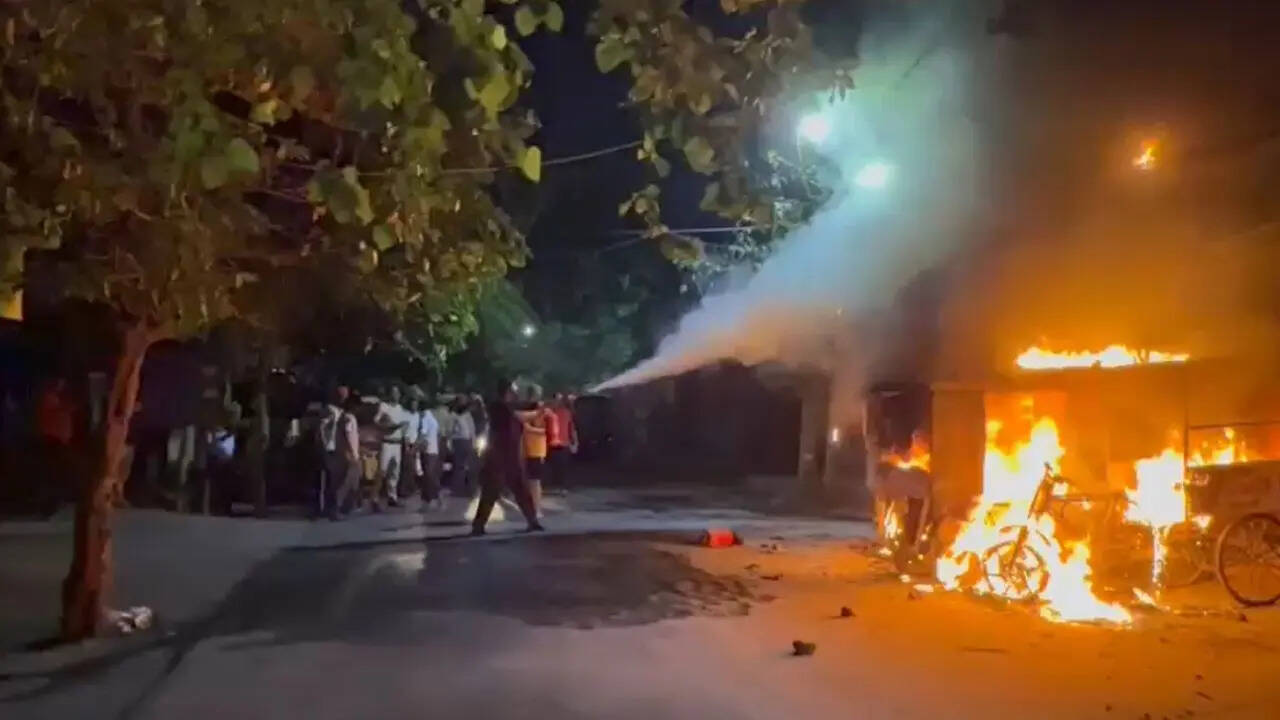 Fire Rickshaw Delhi Fire: शाहदरा में ई-रिक्शा की बैटरी में ब्लास्ट के बाद लगी आग ...