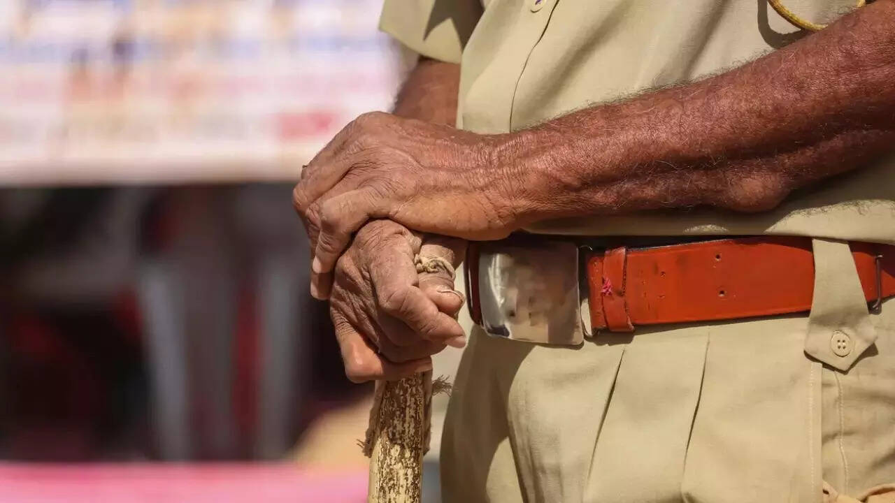 बलिया में 3 पुलिसकर्मियों पर गिरी गाज दुर्व्यवहार और अनुशासनहीनता के आरोप में हुए सस्पेंड
