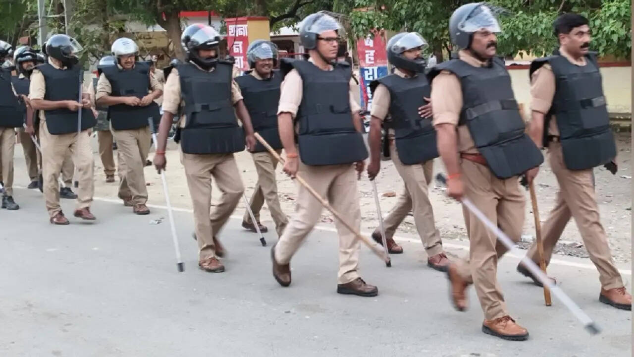 CM योगी के दौरे से पहले बहराइच में सैकड़ों किलोग्राम विस्फोटक बरामद हिरासत में 36 लोग पूछताछ जारी