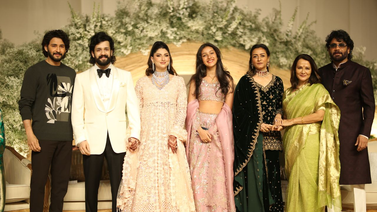 अखिल अक्किनेनी-जैनब रावदजी के रिसेप्शन पार्टी में महेश बाबू ने पहना लाखों का स्वेटशर्ट कीमत जान खुला का खुला रह गया लोगों का मुंह