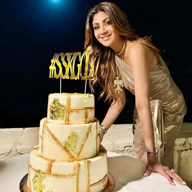 Shilpa Shetty ने काटा तीन मंजिल का केक