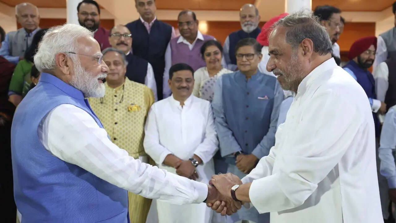 PM मोदी से मिल आनंदमय हुए शर्मा