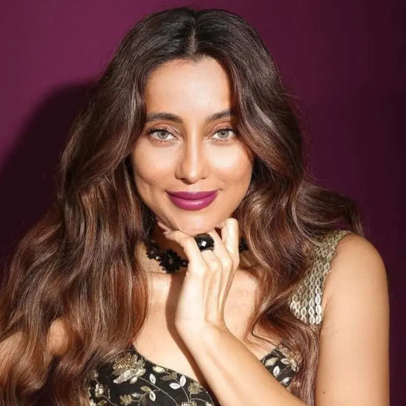 अनुषा दांडेकर (Anusha Dandekar)