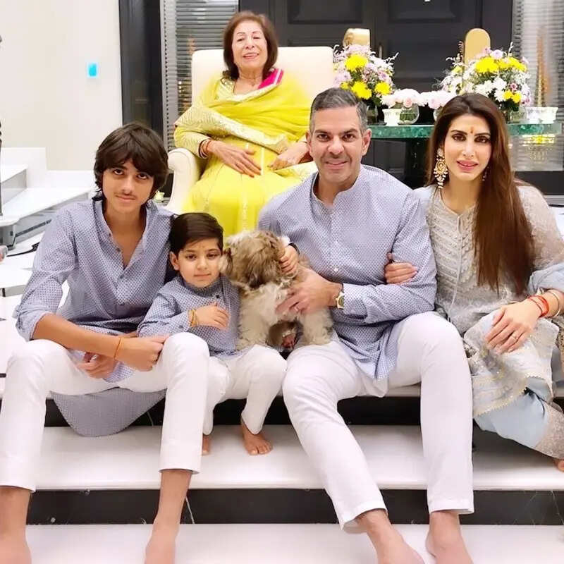 2 तलाक के बाद संभाला संजय कपूर का घर