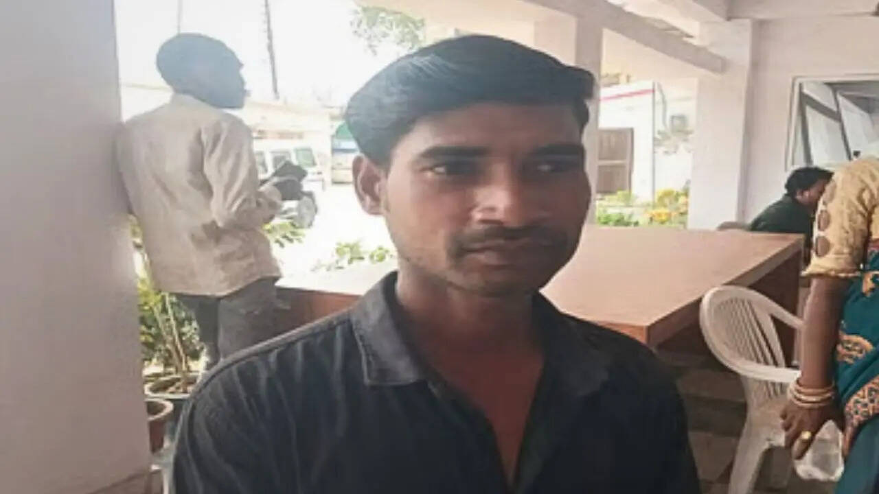 मैं जिंदा हूं मेरा पोस्टमार्टम रुकवाइए पुलिस स्टेशन पहुंचे युवक ने दिया जिंदा होने का प्रमाण लावारिस शव की पहचान में जुटी पुलिस