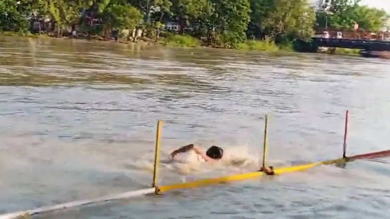 इस दौरान वो गंगा में स्ना करने पहुंचा और दोस्त उसका वीडियो बनाने लगा। कुछ सेकंड बाद वो रेलिंग पार करके पानी में तैरने लगा और यही उसकी सबसे बड़ी गलती साबित हुई।