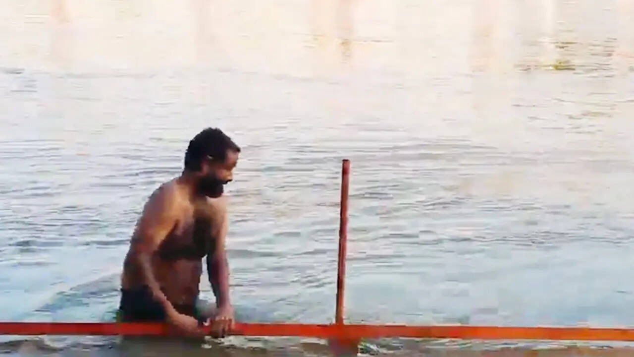 हालांकि शख्स को शुरुआत में बिल्कुल समझ नहीं आता है कि उसका दोस्त तैरने की जगह डूब रहा है। मगर जब तक कुछ समझ आता है शख्स पानी में डूब चुका था।