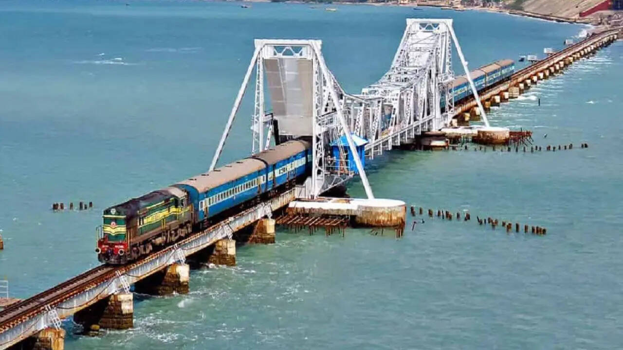 समुद्र के बीचो-बीच गुजरती है ट्रेन
