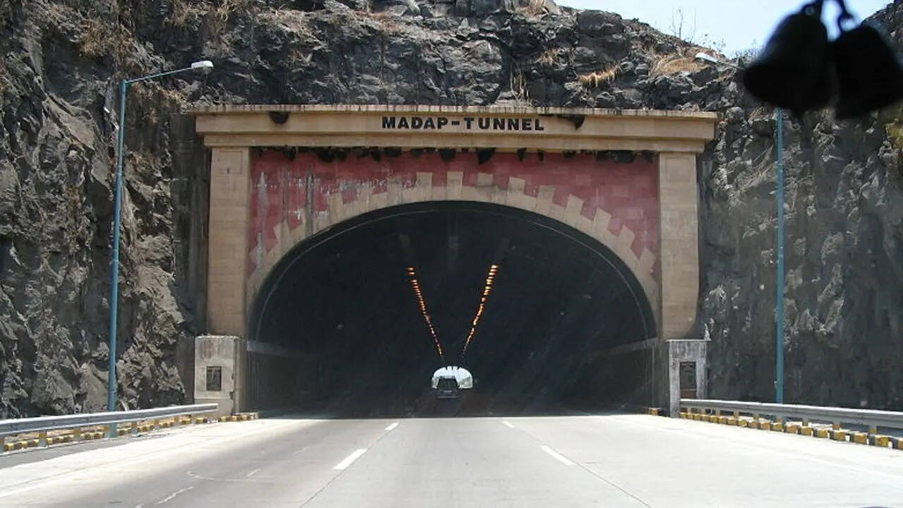 टनल और खूबसूरत पहाड़ी रास्ते