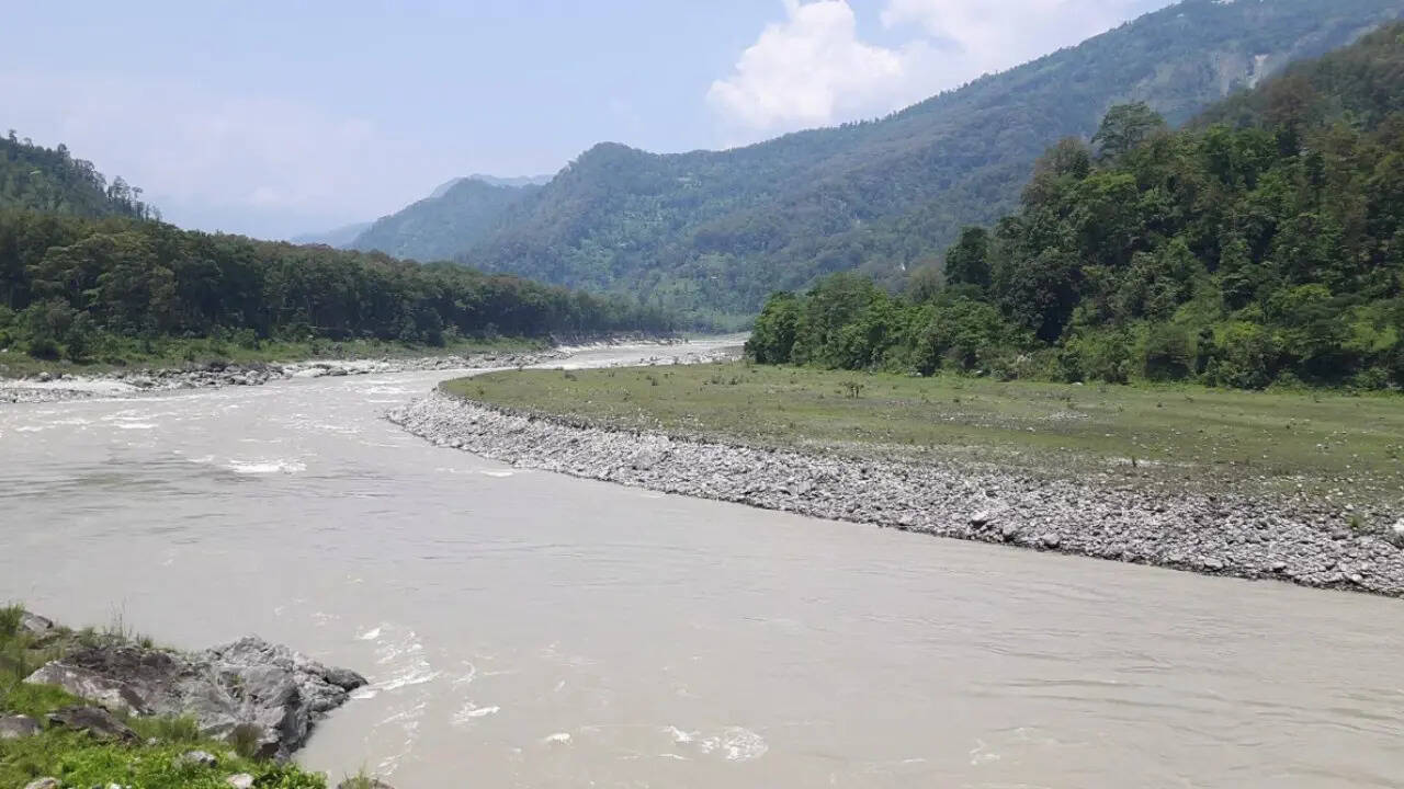 ये नदी सिक्किम में हिमालयल से निकलती है और बंगाल की खाड़ी में जाकर मिलती है। यहां स्पष्ट कर दें कि ये जानकारी इंटरनेट पर मौजूद अलग-अलग स्त्रोत के हवाले से हैं। टाइम्स नाउ नवभारत इसकी पुष्टि नहीं करता है।