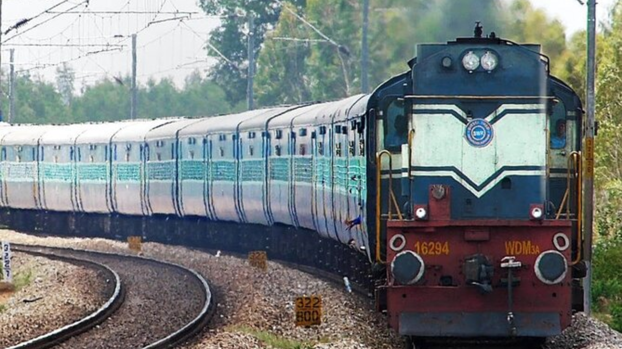 कई तरह की ट्रेनें