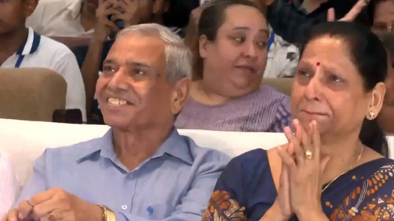 मां की आंखों में आंसू