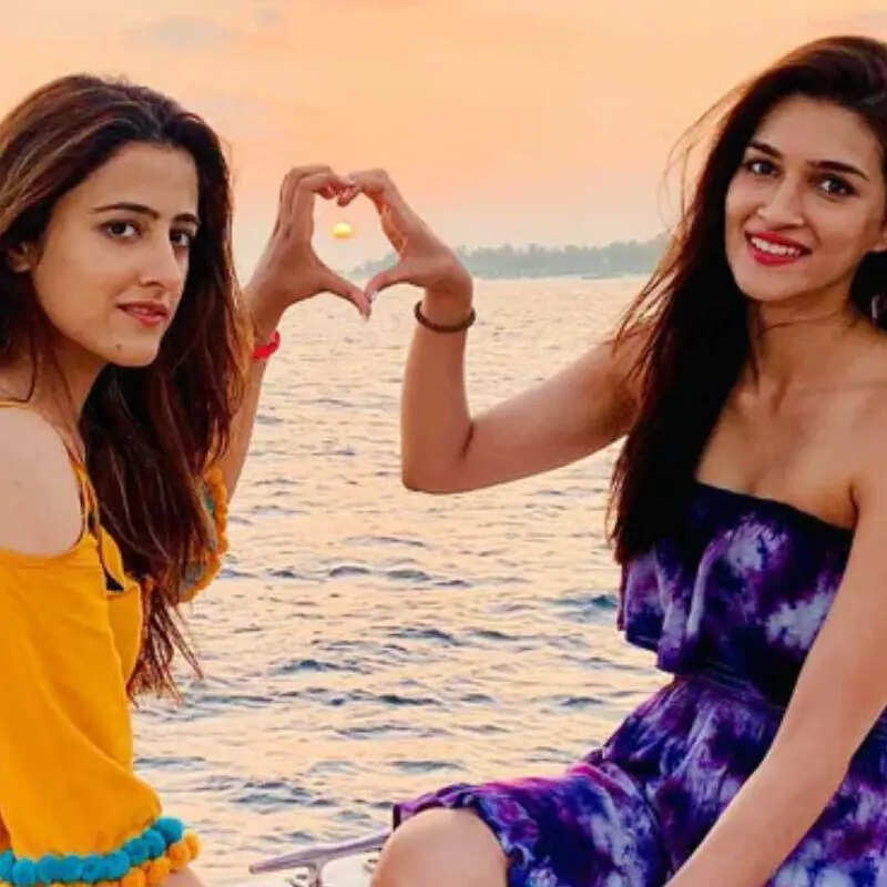 कृति-नूपुर सेनन 