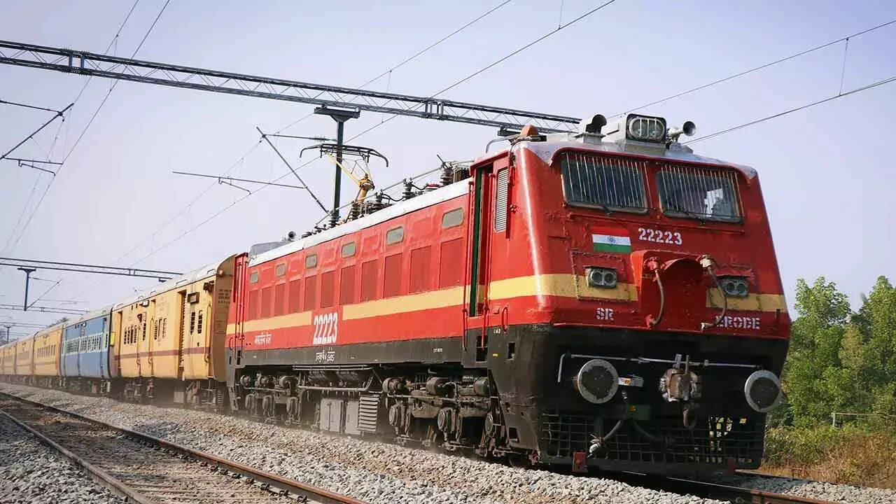 AC क्लास Sleeper AC 3-Tier AC Chair Car में 2 पैसे प्रति किलोमीटर