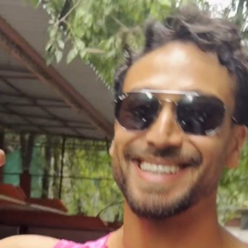 चश्मा लगाए नजर आए टाइगर श्रॉफ
