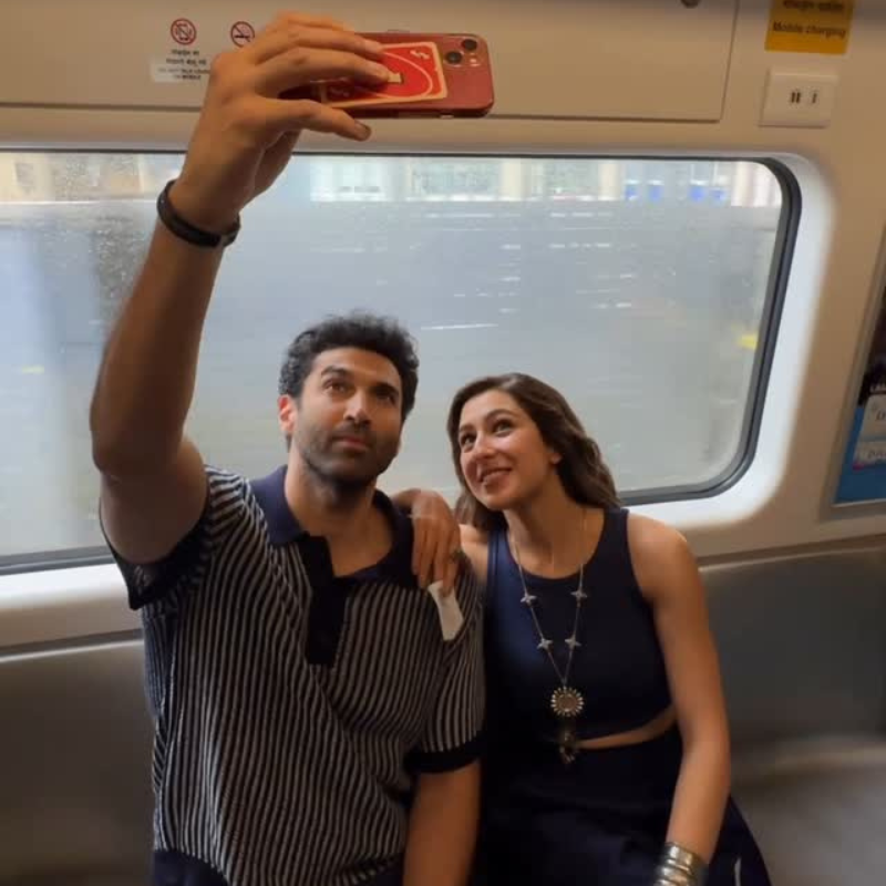 मेट्रो में नजर आए सारा-आदित्य