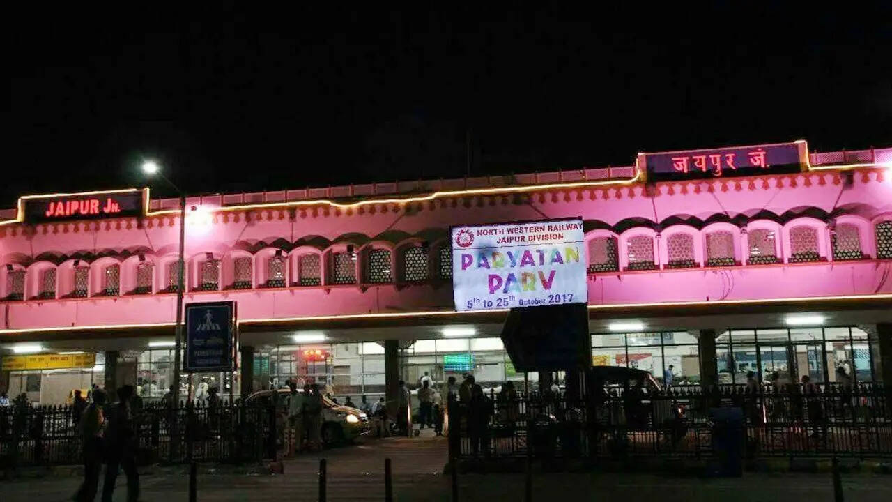 जयपुर जंक्शन से 251 ट्रेनें चलती हैं और इस लिहाज से राजस्थान का सबसे बड़ा स्टेशन है
