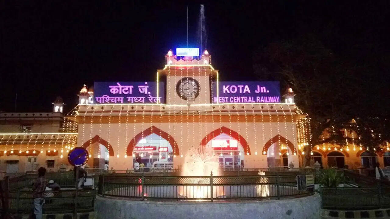 कोटा जंक्शन से कुल 230 ट्रेनें चलती हैं और यह राज्य का दूसरा सबसे बड़ा स्टेशन है