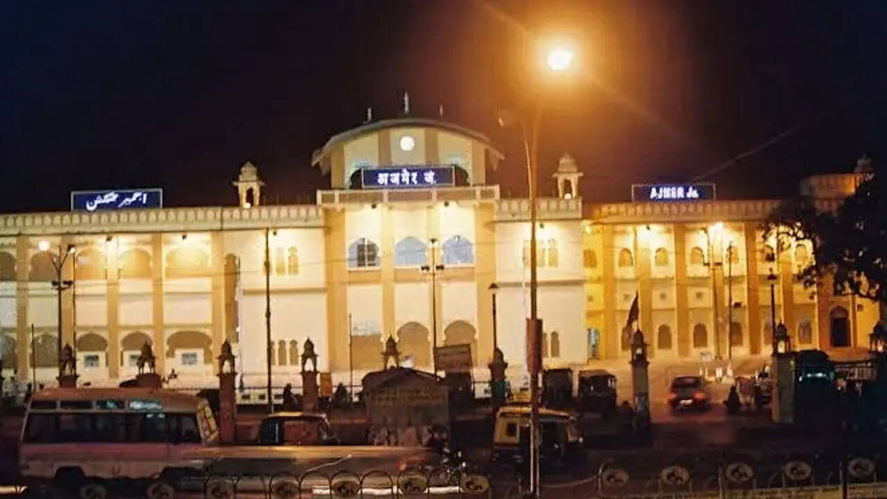 अजमेर रेलवे स्टेशन से कुल 159 ट्रेनें चलती हैं और यह लिस्ट में तीसरे नंबर पर है