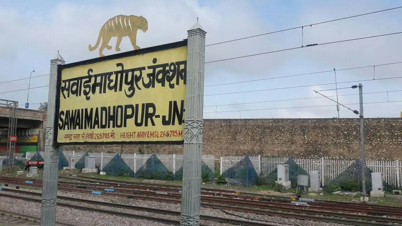 सवाई माधोपुर जंक्शन से 158 ट्रेनें चलती हैं और यह चौथे नंबर पर है