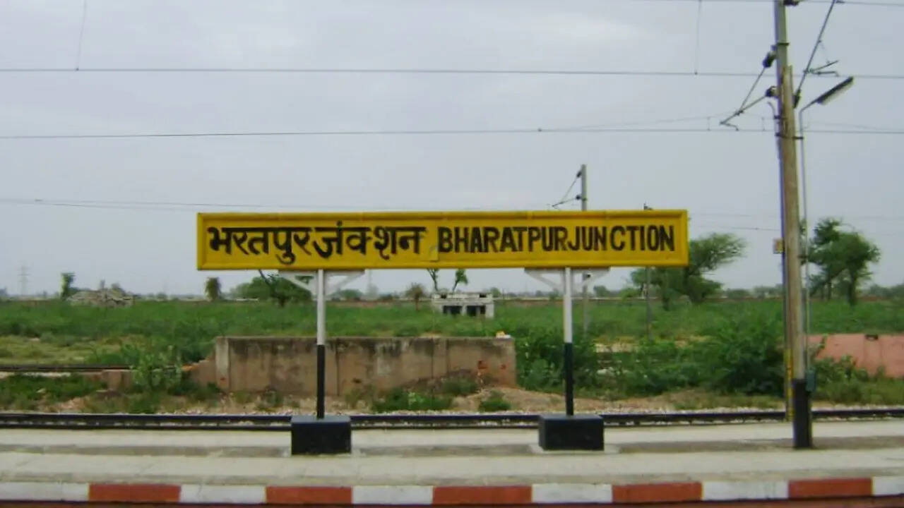 भरतपुर जंक्शन भी बड़ा स्टेशन है यहां से 117 ट्रेनें चलती हैं