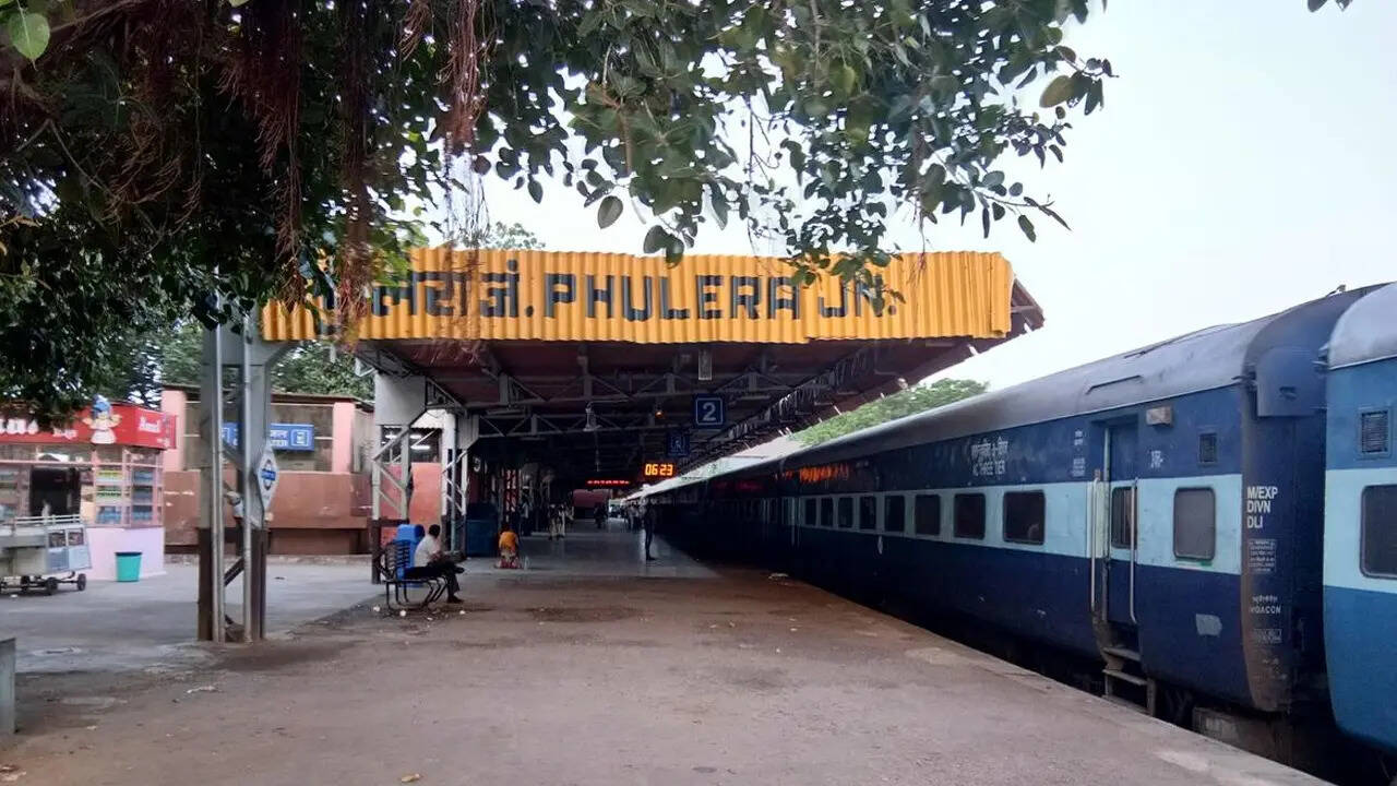 फुलेरा जंक्शन से 115 ट्रेनें चलती हैं और यह काफी बड़ा स्टेशन है