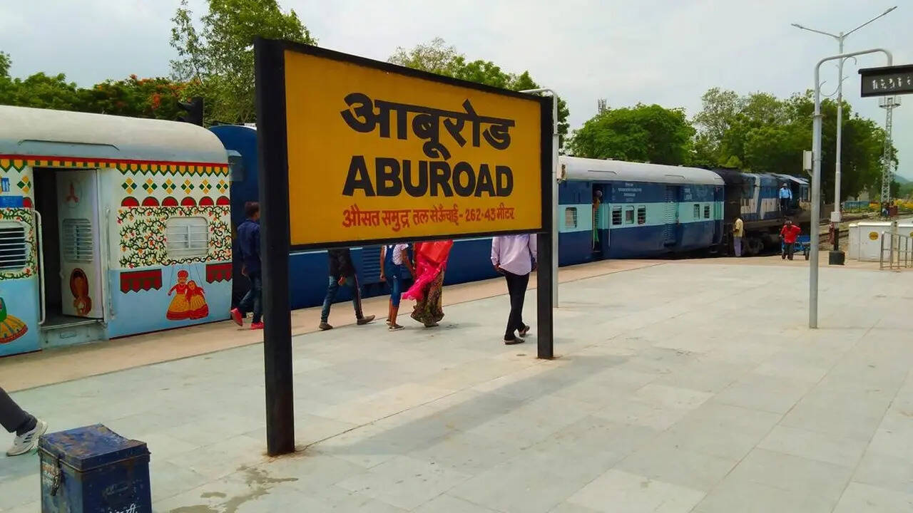 आबू रोड रेलवे स्टेशन से 110 ट्रेनें चलती हैं, यह एक बड़ा स्टेशन है