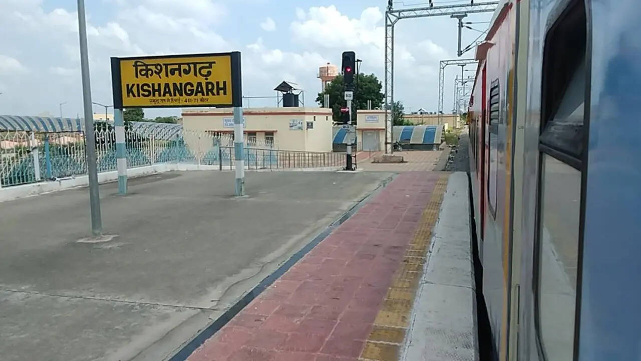 किशनगढ़ भी बड़ा स्टेशन है, यहां से 110 ट्रेनें चलती हैं