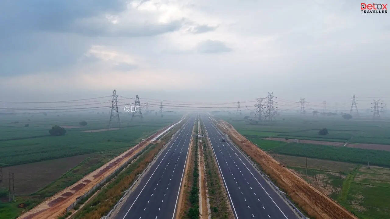 एक्सप्रेसवे के साथ सर्विस रोड भी
