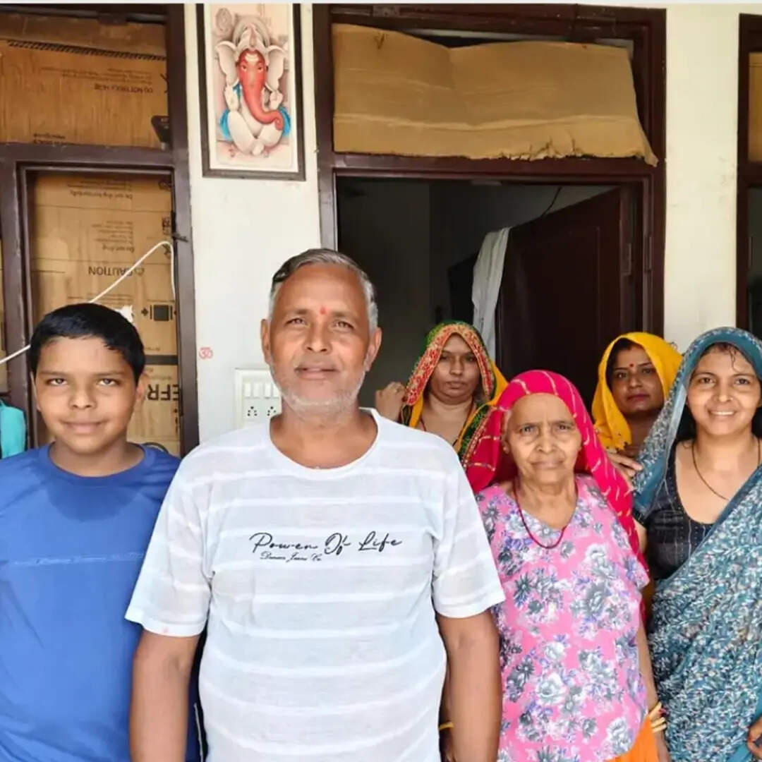 पिता बेचते हैं बर्तन 