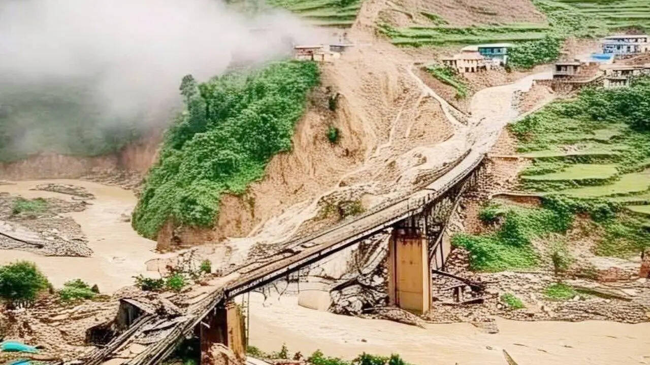 क्या होता है बादल फटना