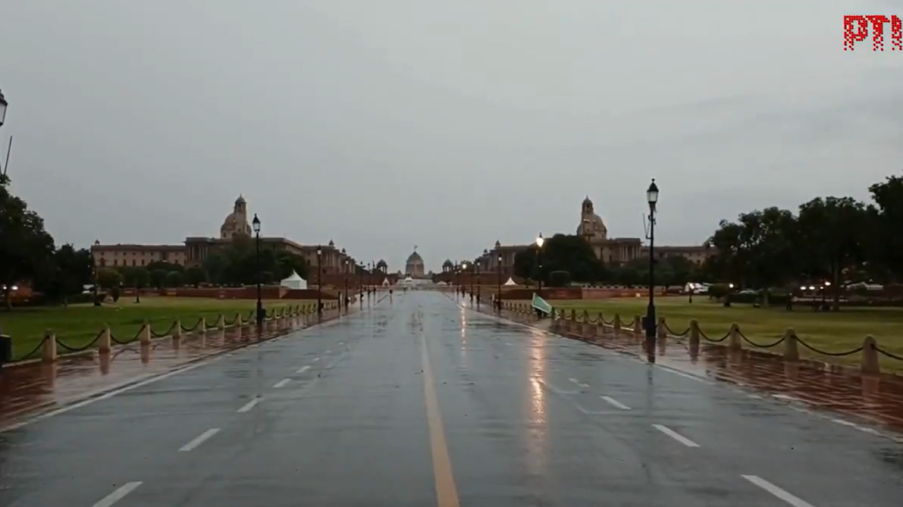 सुबह-सुबह बारिश से दिल्ली में विजय चौक के पास इस तरह का नजारा देखने को मिला