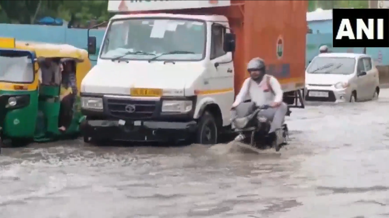 दिल्ली में कई जगह सड़कों पर पानी जमा हो गया जिससे आवाजाही में दिक्कतें हुईं
