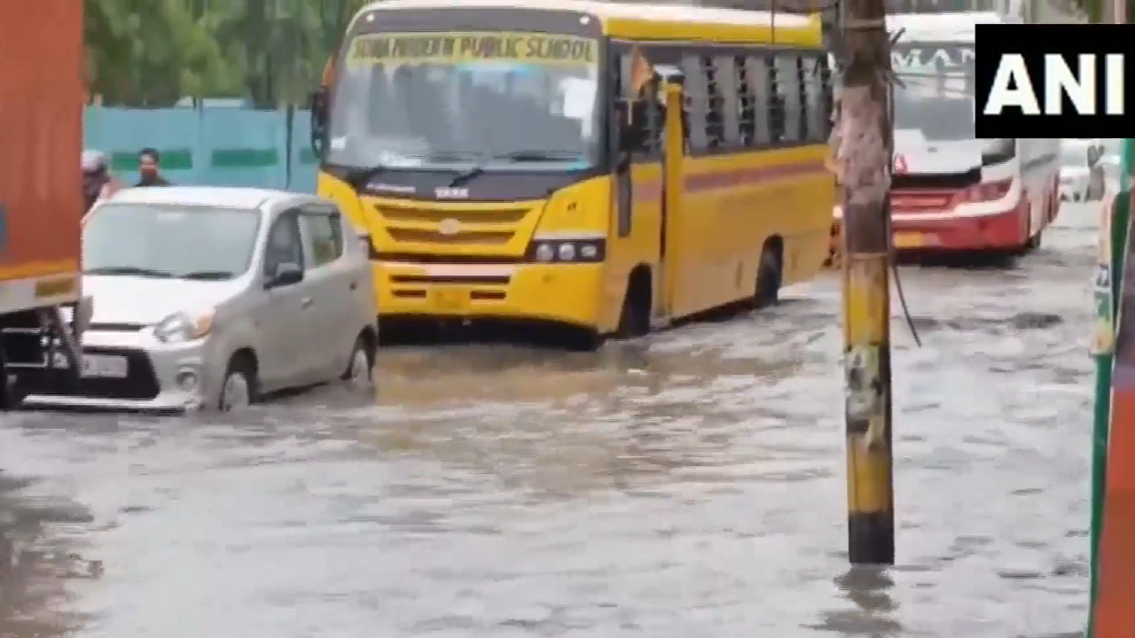 दिल्ली के कई इलाकों में इस तरह से सड़कों पर पानी जमा हो गया जिससे सड़क पतली हो गई