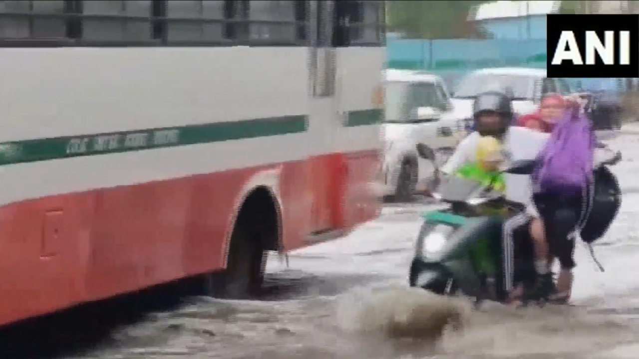 सड़कों पर जमा पानी के बीच से गुजरते हुए दोपहिया वाहनों को खासी दिक्कतों का सामना करना पड़ा