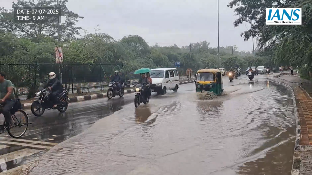 तड़के बारिश शुरू हुई जिससे दिल्ली का मौसम सुहाना हो गया