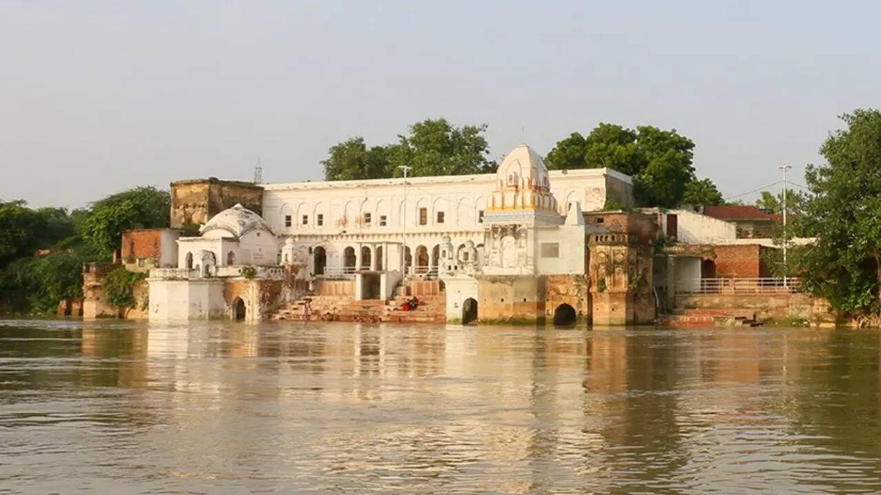20 बार बदला गया नाम