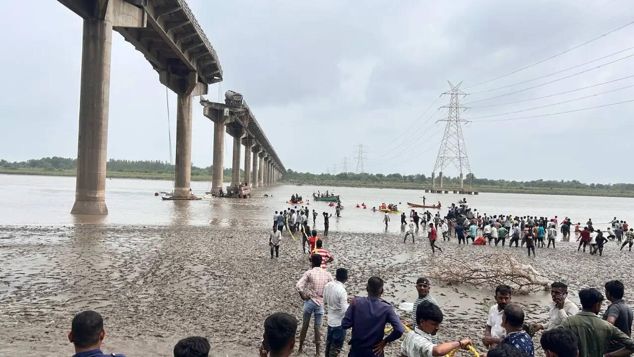 Vadodara Bridge Collapse: वडोदरा-आणंद को जोड़ने वाला गंभीरा पुल टूटा, नदी  में गिरे कई वाहन; 9 की मौत | Times Now Navbharat