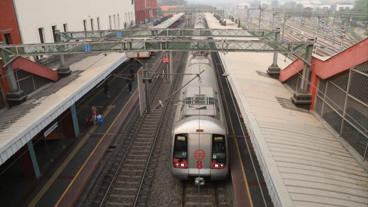 दिल्ली में कब चली थी मेट्रो