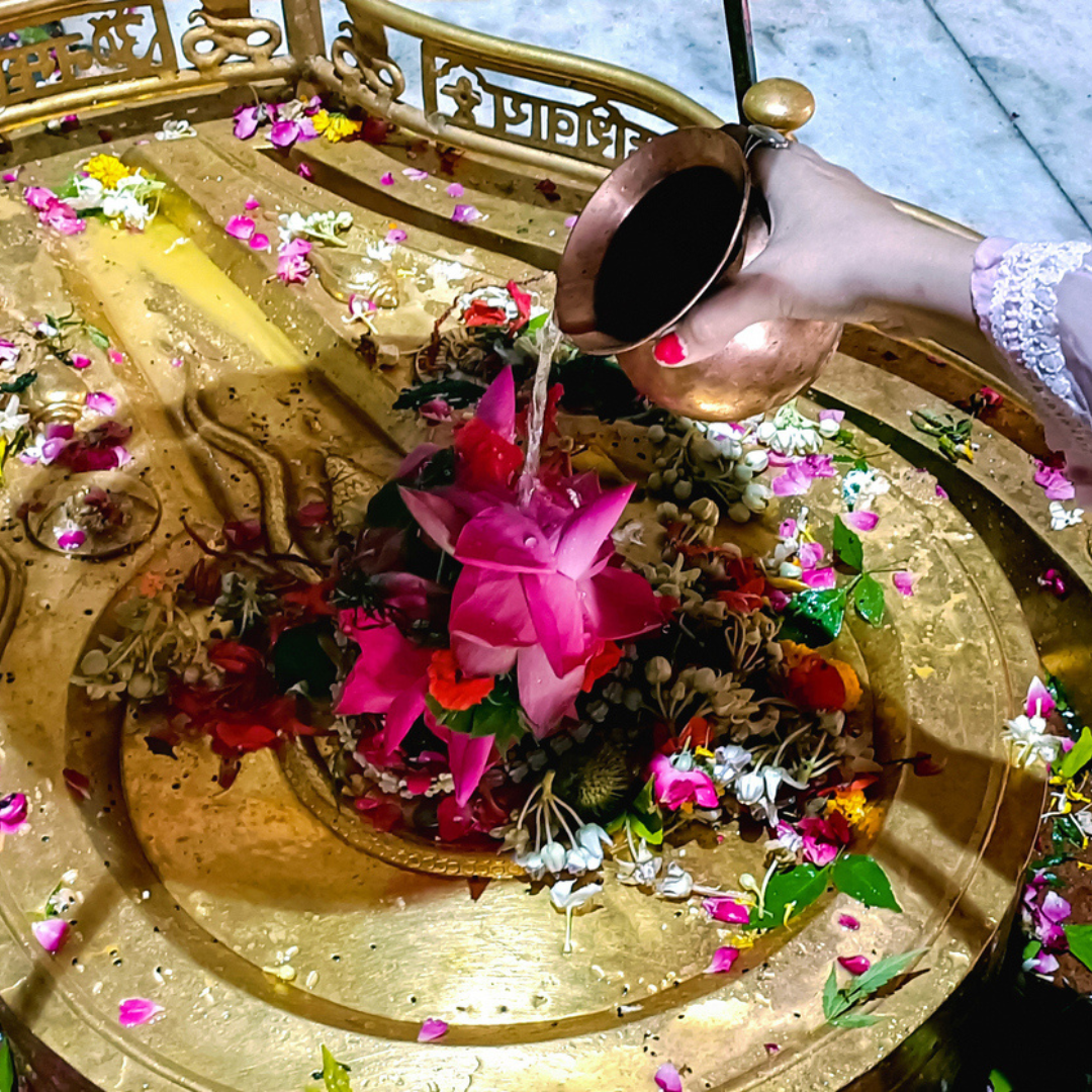 पहले जल चढ़ता है या बेलपत्र
