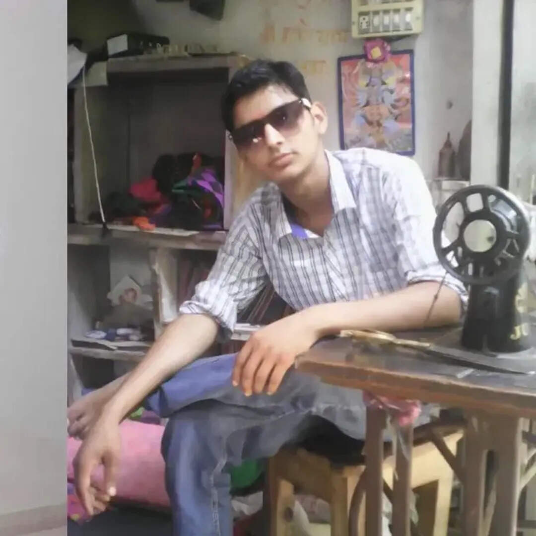 पिता हैं दर्जी