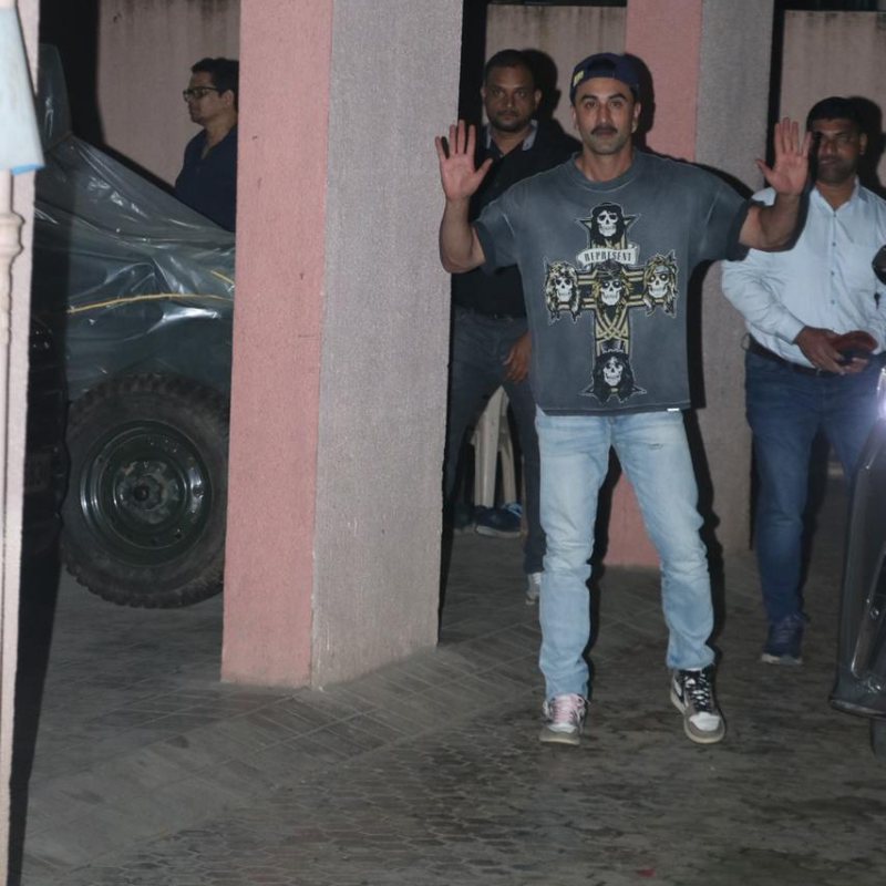 कूल लुक में नजर आए रणबीर कपूर