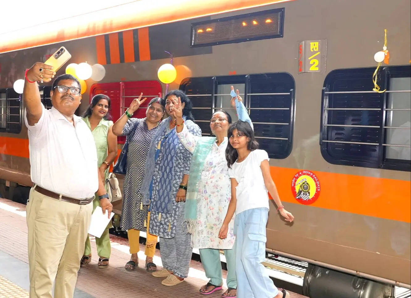 हर कोच में हाईटेक सुविधाएं